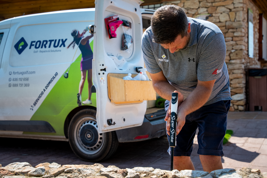 Tècnic de Fortux comprovant un putter al costat de la furgoneta del servei a domicili, al camp de golf
